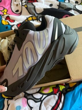 yeezy 700 mnvn